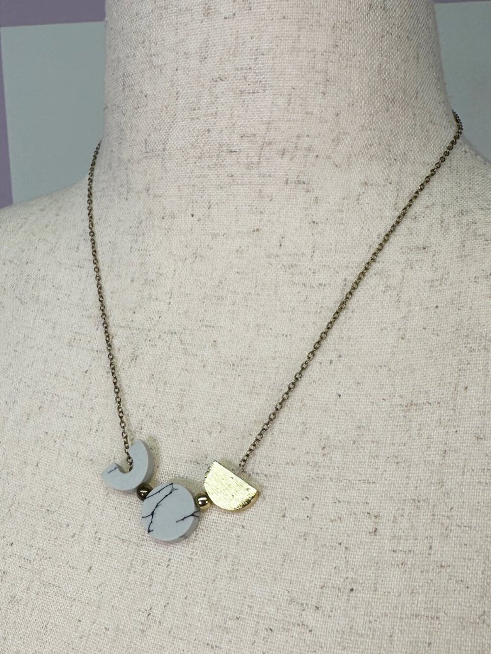MATA TRADERS modern contemporary circle necklace - gold and marble pattern beads